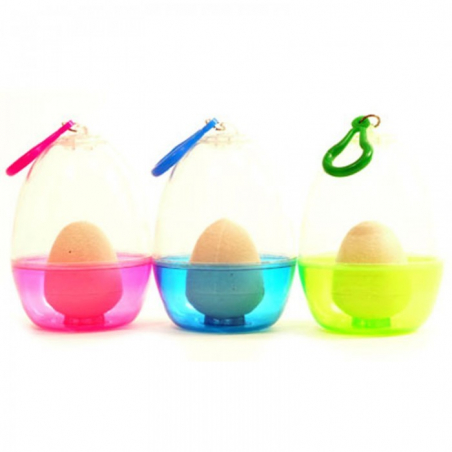 Oeuf à éclore dinosaure dans sa couveuse